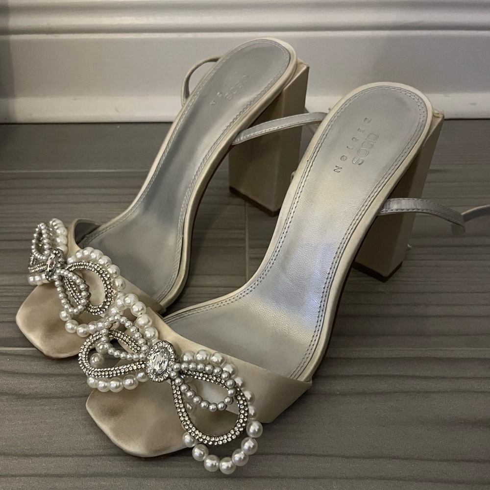 White Sandal with pearl bow